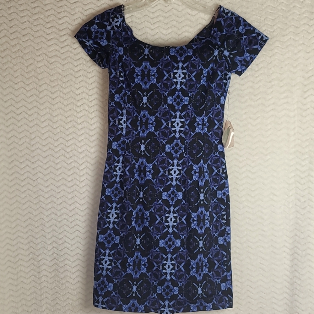 Forever 21 Contemporary blk and blue short sleeve dress with a geometric…